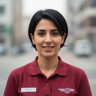 Andrea Vásquez, cliente satisfecha de Alfa Envíos, mujer sonriendo con cabello oscuro